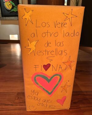 Alessandra Rosaldo Instagram - No alcanzan las palabras para expresarte @aislinnderbez lo profundo que has tocado nuestros corazones, lo mucho que este regalo significa para @ederbez, para Aitana y para mi, y lo inmensamente agradecidos que estamos contigo, con @sofiaberlangav y con los artesanos Wixarika de @morenacorazon por haber convertido a @fionaderbez en el ángel más hermoso a través de esta obra de arte inigualable. GRACIAS INFINITAS 🙏🏼 Te amamos con todo el corazón @aislinnderbez y te amamos con todo el corazón @fionaderbez #foreverinourhearts 🪽👼🏻🐶