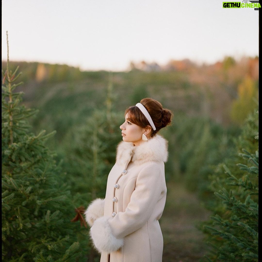 Alessia Cara Instagram - ‘make it to christmas’ official video out on YouTube now ❣️🎄❣️ thanks to the wonderful team: Directed by Good Luck @goodluckstudio.co
Mica Daniels @muamoo Sise Drummond @sisedrummond Executive Producer - Cam Frengopoulos @camfrengo Producer - Claire McCallum @cmccallum_
Associate Producer - Amber Warus @a__m__b__s__ Director of Photography - Aaron Alter @alteraaron
1st Assistant Camera - Alex Nunes @alexnunes.ca 2nd Assistant Camera - Sebastian Nunes @graduatedwithhonours Steadicam Operator - Madison Hayes @tmadisonhayes Wardrobe Stylist - Shira Hershkop @_sheezus_ Wardrobe Assistant - Shae Holt @shaeholt Production Designer - Selina Nagales @kkselina Art Director - Laura Prieto @laurspri Set Dresser - Ema Walters @innocentscientist
Set Dresser - Desiree Green @desireegreen_ Set Dresser - Alexa DelSol @acrylex Set Dresser - Lydia Mehari @loveulydia HMU - Summer O’Grady @summerogrady HMU - Debbie Sioutis @dessideb Hair Stylist - Enza Caracciolo @hairbyenzac Production Assistant - Henry Hawkings @henryhawkins Production Assistant - Kyle Thompson @misterkyyle PA - Alysha Bauer Choreographer - Anikka Hanson @anikkahanson Dancers
Taylor Burtlake @taylor_burtlake
Audrianna Martin Del Campo @audriannamartindelcampo Katherine Gayle @_katgayle
Malea Yarde @malea.yarde Sal Angeli @salutationnns Editor - Griffin Stobbs @grifffffffffffffffff Editing Assistant - Laura Corredor @manucorredoral Colorist - Simon Boisx @simon_boisx
Titles - Ty Urlich @tyurlich BTS Videographer - Dario Caracciolo @directedbydario Special Thanks: Powells Tree Farm Victoria Westfall @torwestfall Colossale @wearecolossale Colorlab MD @colorlabmd Keslow Camera @keslowcamera Def Jam @defjam 21 Entertainment @21entgroup Trak Fve @trakfve