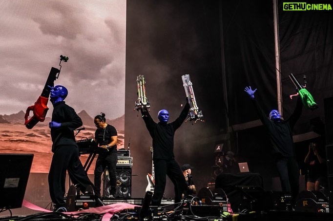 Alessia Cara Instagram - @lifeisbeautiful thank you for having us back!! and thank you @bluemangroup for coming out to hang / being wonderfully creepy💙
