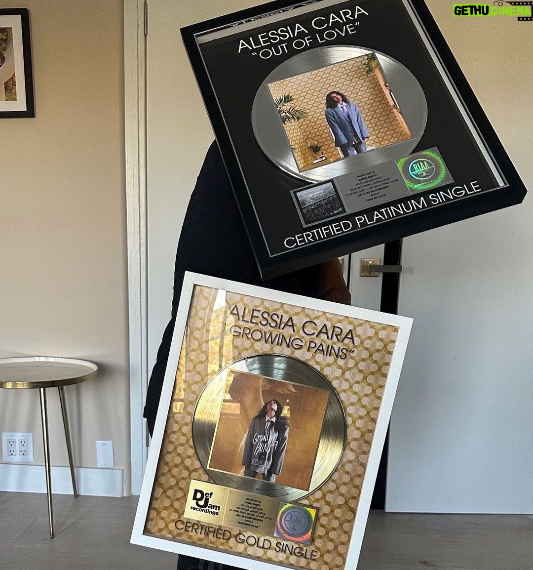 Alessia Cara Instagram - 🌻🌻🌻🌻🌻 self-penned babyyyyy. she’s platinum she’s gold!!!! thank you thank you thank you. (Shoutout chris for the pic & pose)