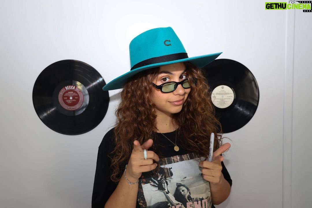 Alessia Cara Instagram - @calgarystampede what a joy to play for you!!!! wild. so many hats ❣️(pics by queenie: @livaita)