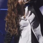 Alessia Cara Instagram - official clip of my ‘hand in my pocket’ performance for the @cshfmusic @alanis tribute! thank you so much Alanis for the honour and for your music. 🧡🧡