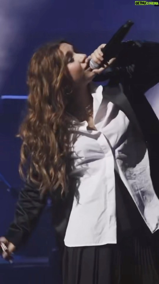 Alessia Cara Instagram - official clip of my ‘hand in my pocket’ performance for the @cshfmusic @alanis tribute! thank you so much Alanis for the honour and for your music. 🧡🧡
