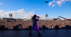 Alessia Cara Instagram - BUENOS AIRES 🇦🇷 I don’t have many words other than thank you and I will remember this forever. first time here and you welcomed us in the warmest, most incredible way. unreaaaaaaaaal. I’m from Brampton, Ontario what the hellll! wow. muchas muchas muchas gracias. cried lots. @lollapaloozaar