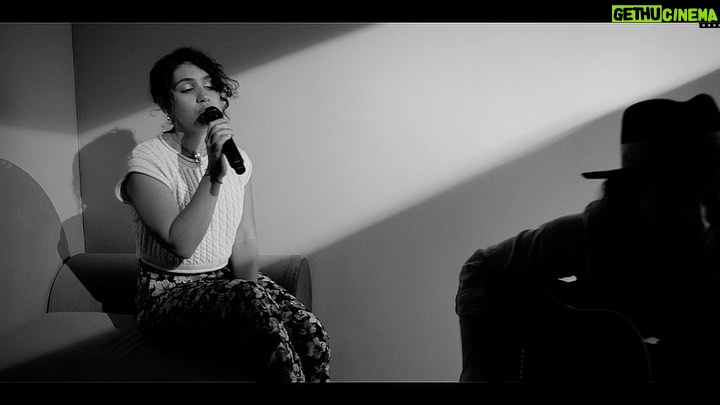 Alessia Cara Instagram - bluebird live acoustic out now on my YouTube ✨ (cc: @dankanter)
