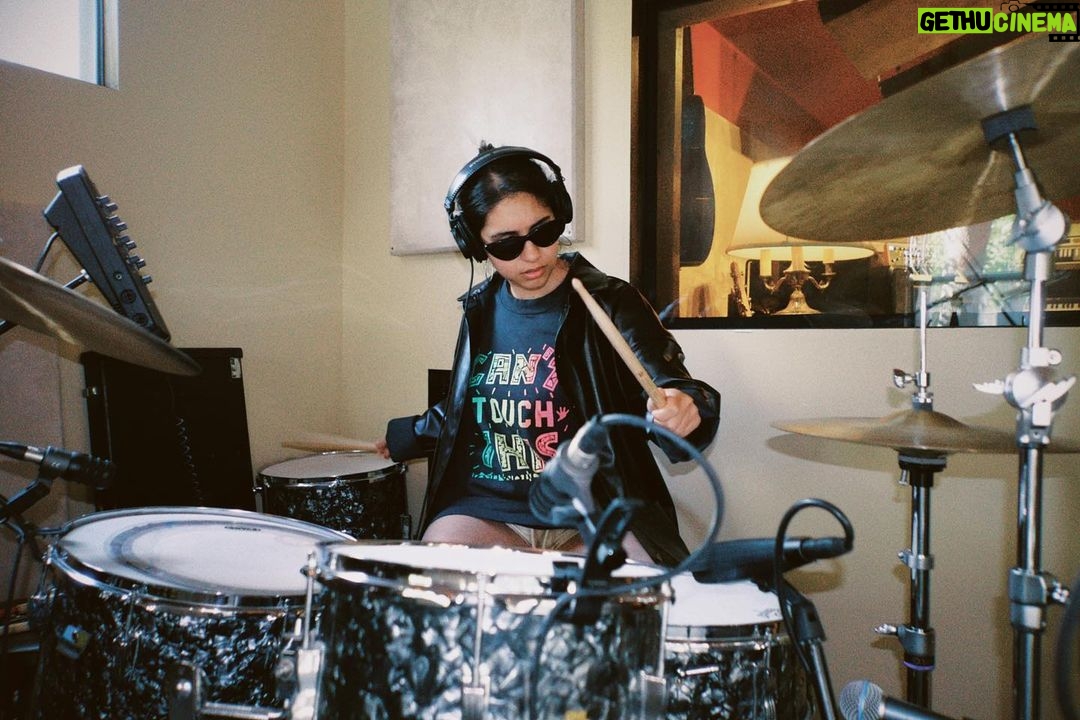 Alessia Cara Instagram - 6/12/21 recording ‘unboxing intro’. had to throw on the glasses.