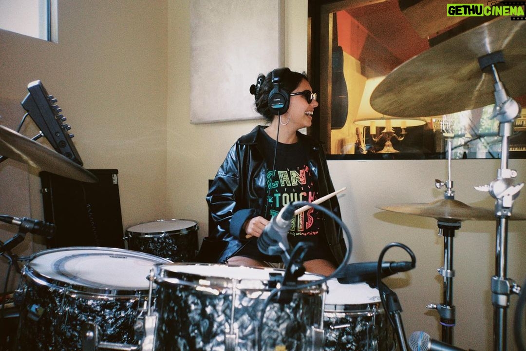 Alessia Cara Instagram - 6/12/21 recording ‘unboxing intro’. had to throw on the glasses.