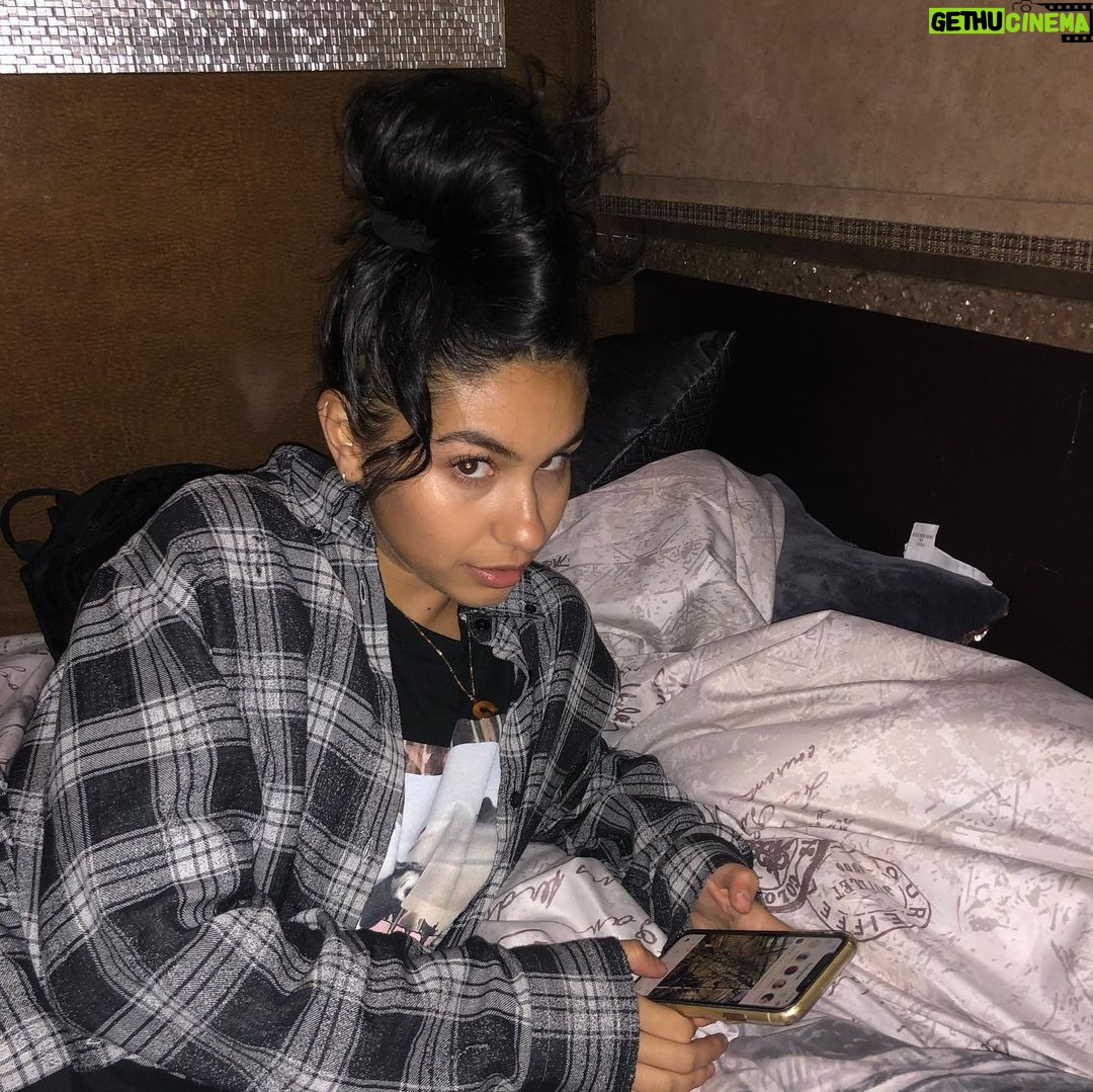Alessia Cara Instagram - miss you bruvvvvs