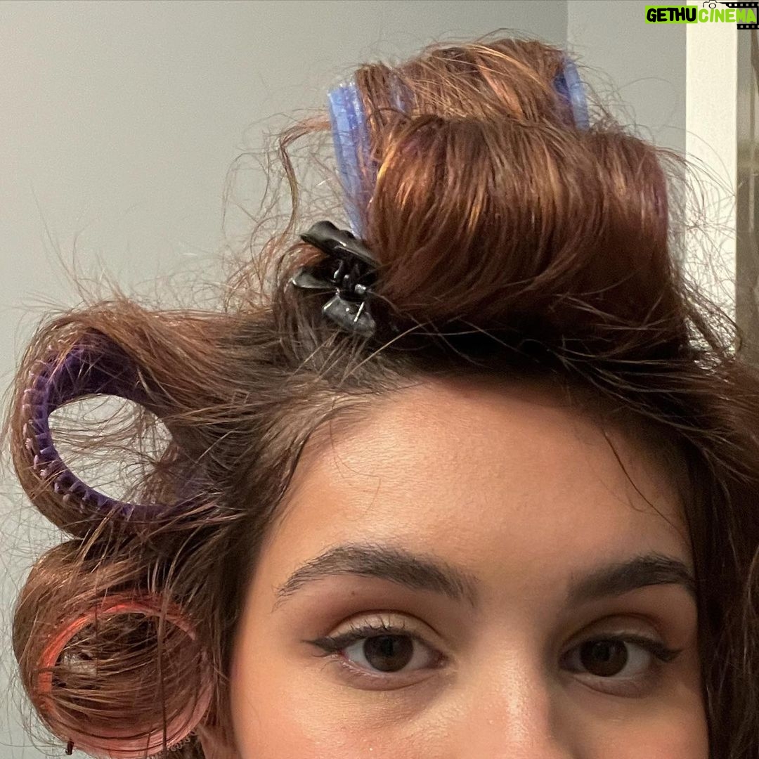 Alessia Cara Instagram - new year! hope you’ve all had a happy holidays, given the ever-weird times. also hope to play for you soon, given the same thing x