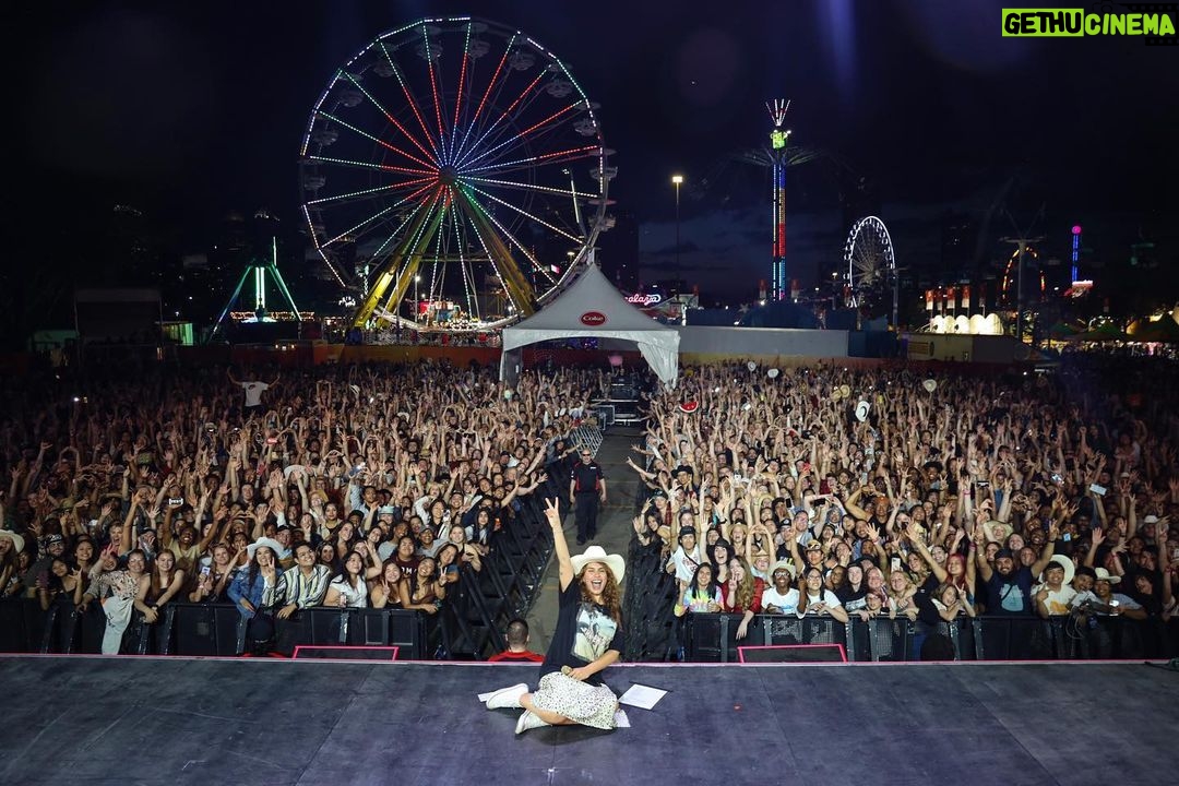 Alessia Cara Instagram - @calgarystampede what a joy to play for you!!!! wild. so many hats ❣️(pics by queenie: @livaita)