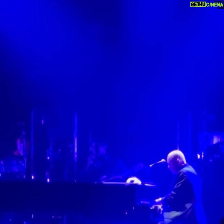 Alessia Cara Instagram - saw @billyjoel and Carrie Bradshaw in one weekend❣️ New York City