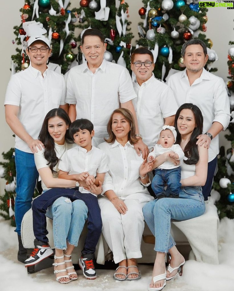 Alex Gonzaga Instagram - Christmas is really about family ❤️ It’s the birth of our Saviour Jesus Christ! MERRY CHRISTMAS EVERYONE! 🌲🌲🌲 📸 @niceprintphoto Edit @winniewong