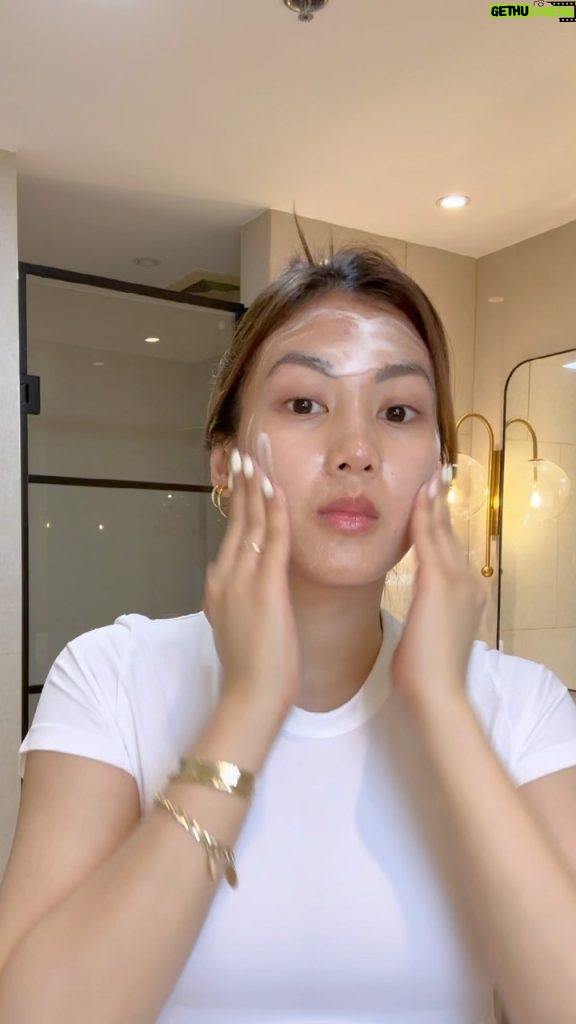 Alex Gonzaga Instagram - The quickest skincare routine that reveals my natural glow ✨ These four products from @snailwhitephils are packed with powerful ingredients that unlocks the secret to a snail glazed skin! Just like you, your skin deserves to shine! 🩷 Shop the SNAILWHITE Glow Starter Kit to cop all my skincare faves for less than P1000! 🥰 Now available in select Watsons stores nationwide. 💞