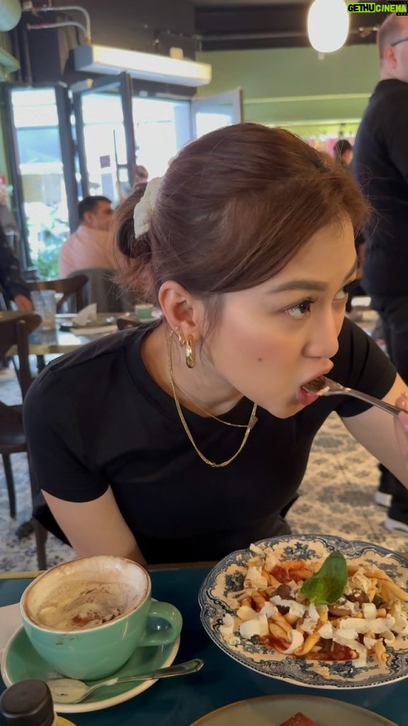 Alex Gonzaga Instagram - People who love to eat are the best!!!! #LinkinmyBio to watch the full vacation/eating vlog 😬😅