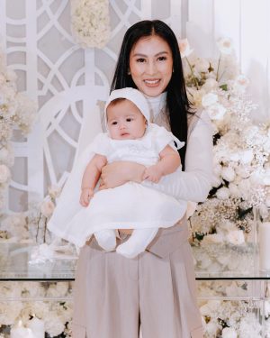Alex Gonzaga Instagram - Welcome to the christian world Polly Patachi!!! Huwag ka ng nasasad dyan pagbuhat kita.. dahil magkahulma tayo 😆🥰😬 

📸: @niceprintphoto