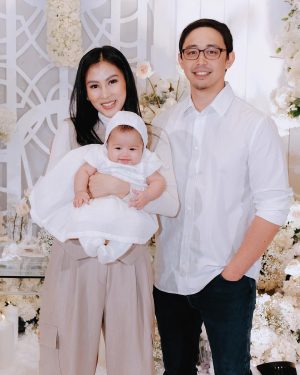 Alex Gonzaga Instagram - Welcome to the christian world Polly Patachi!!! Huwag ka ng nasasad dyan pagbuhat kita.. dahil magkahulma tayo 😆🥰😬 

📸: @niceprintphoto