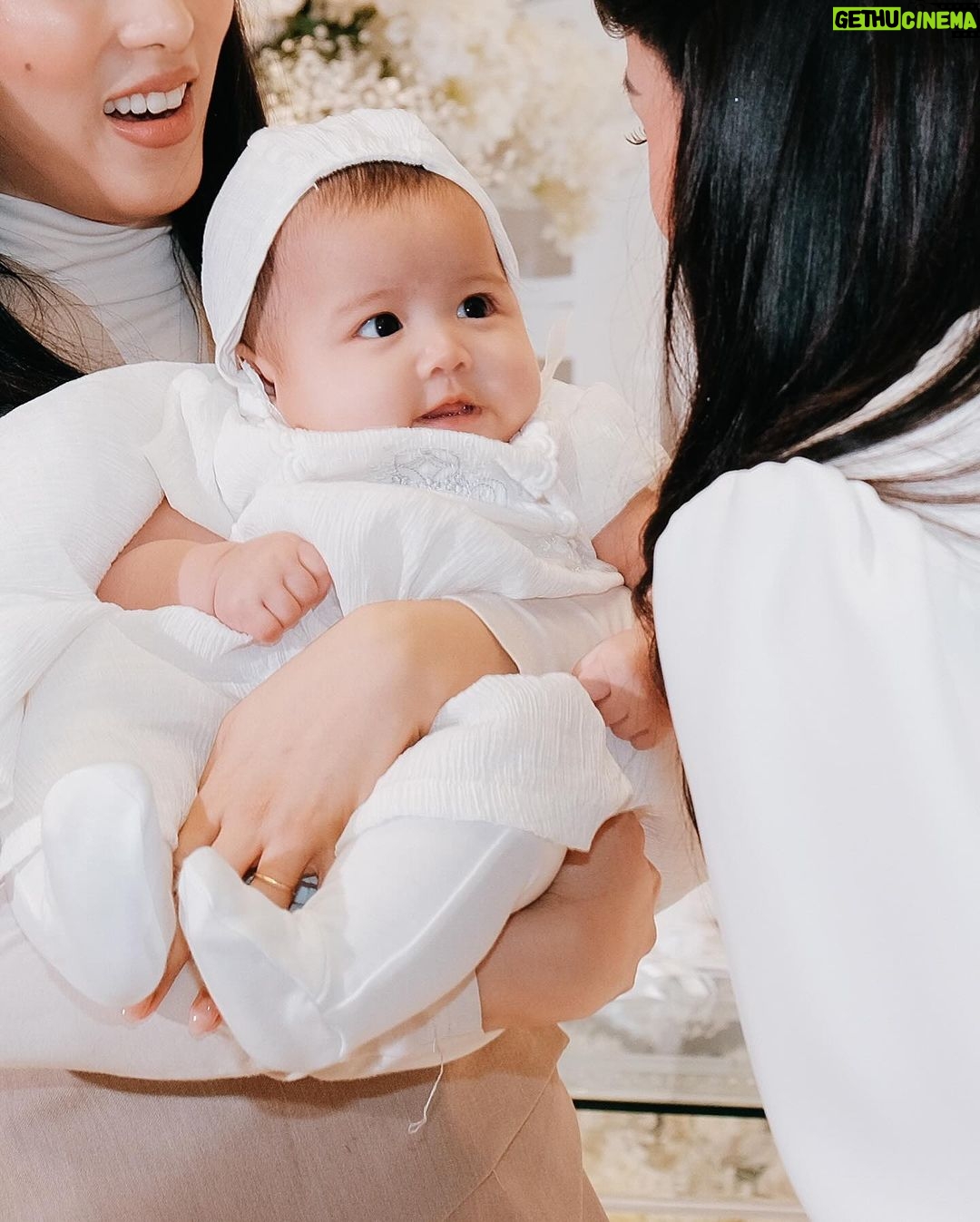 Alex Gonzaga - 379.9K Likes - Welcome to the christian world Polly Patachi!!! Huwag ka ng nasasad dyan pagbuhat kita.. dahil magkahulma tayo 😆🥰😬
📸: @niceprintphoto