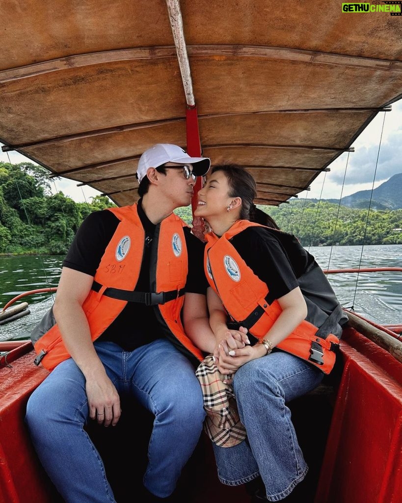 Alex Gonzaga Instagram - Namangka, nangisda, at nag-ihaw sa Taal Lake para sa aming anniversary date!!! Ang Saya may nabingwit ako poging tawilis! 😂 #Linkinmybio