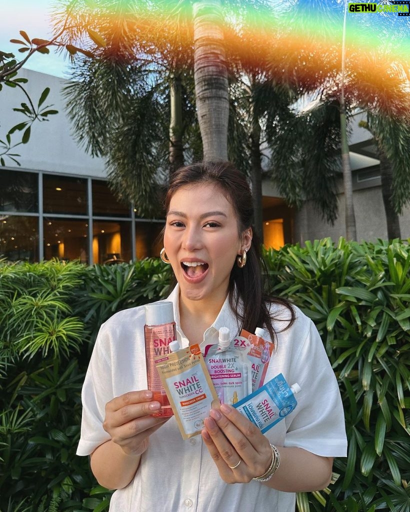 Alex Gonzaga Instagram - Skin glow up but make it affordable! Sakto sa 11.11 sale! 5 products in 1 package na 😱Thanks to @snailwhitephils’ NEW Ultra Glow Snail Serum and All-In-One Snail Cream are powered with Snail Slime, a miracle ingredient that can give you visibly smooth, radiant, and bouncy skin! Ito na yung sign niyo to make a great skinvestment with #AffordaGlow prices ✨ Get the NEW Glow Up Snail Starter Kit for just P799 this 11.11! Available on Shopee kaya add to cart na 🛒 #GlowHoliday #SNAILWHITE