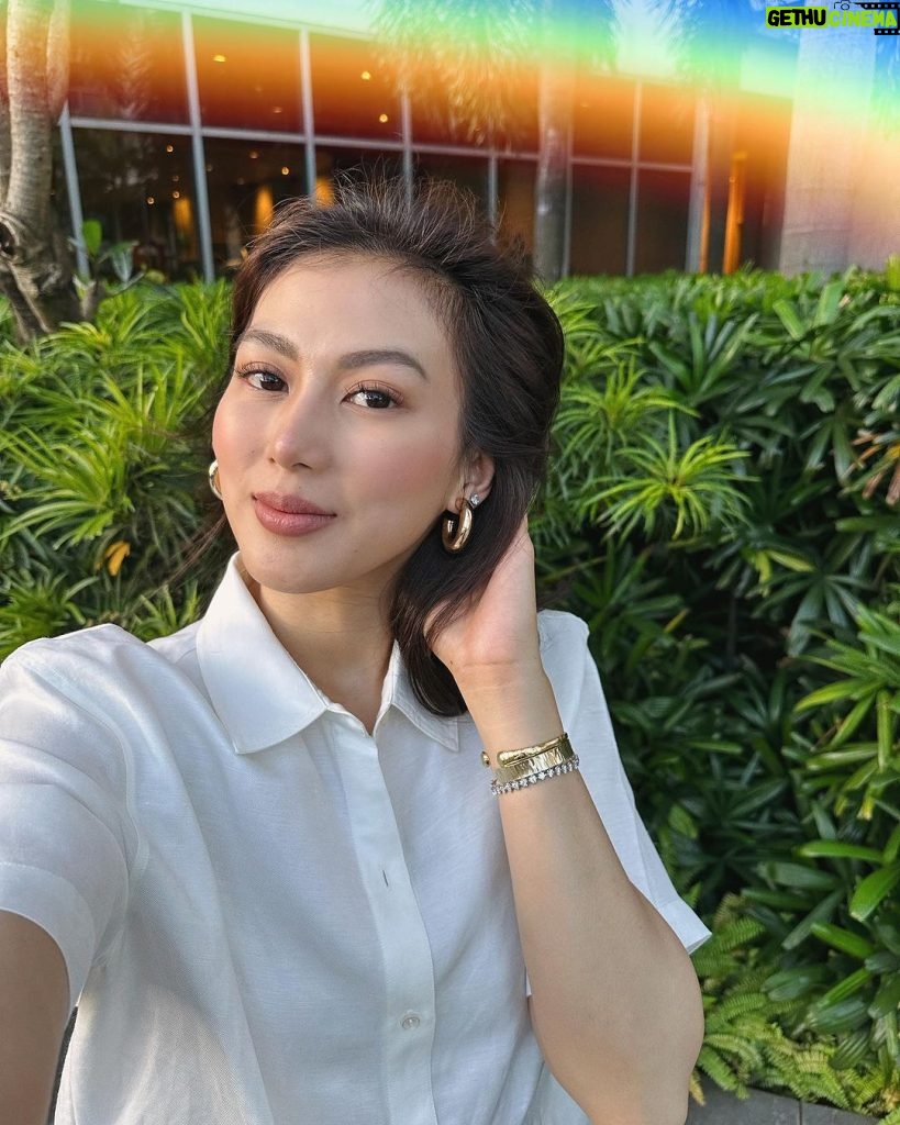 Alex Gonzaga Instagram - Skin glow up but make it affordable! Sakto sa 11.11 sale! 5 products in 1 package na 😱Thanks to @snailwhitephils’ NEW Ultra Glow Snail Serum and All-In-One Snail Cream are powered with Snail Slime, a miracle ingredient that can give you visibly smooth, radiant, and bouncy skin! Ito na yung sign niyo to make a great skinvestment with #AffordaGlow prices ✨ Get the NEW Glow Up Snail Starter Kit for just P799 this 11.11! Available on Shopee kaya add to cart na 🛒 #GlowHoliday #SNAILWHITE