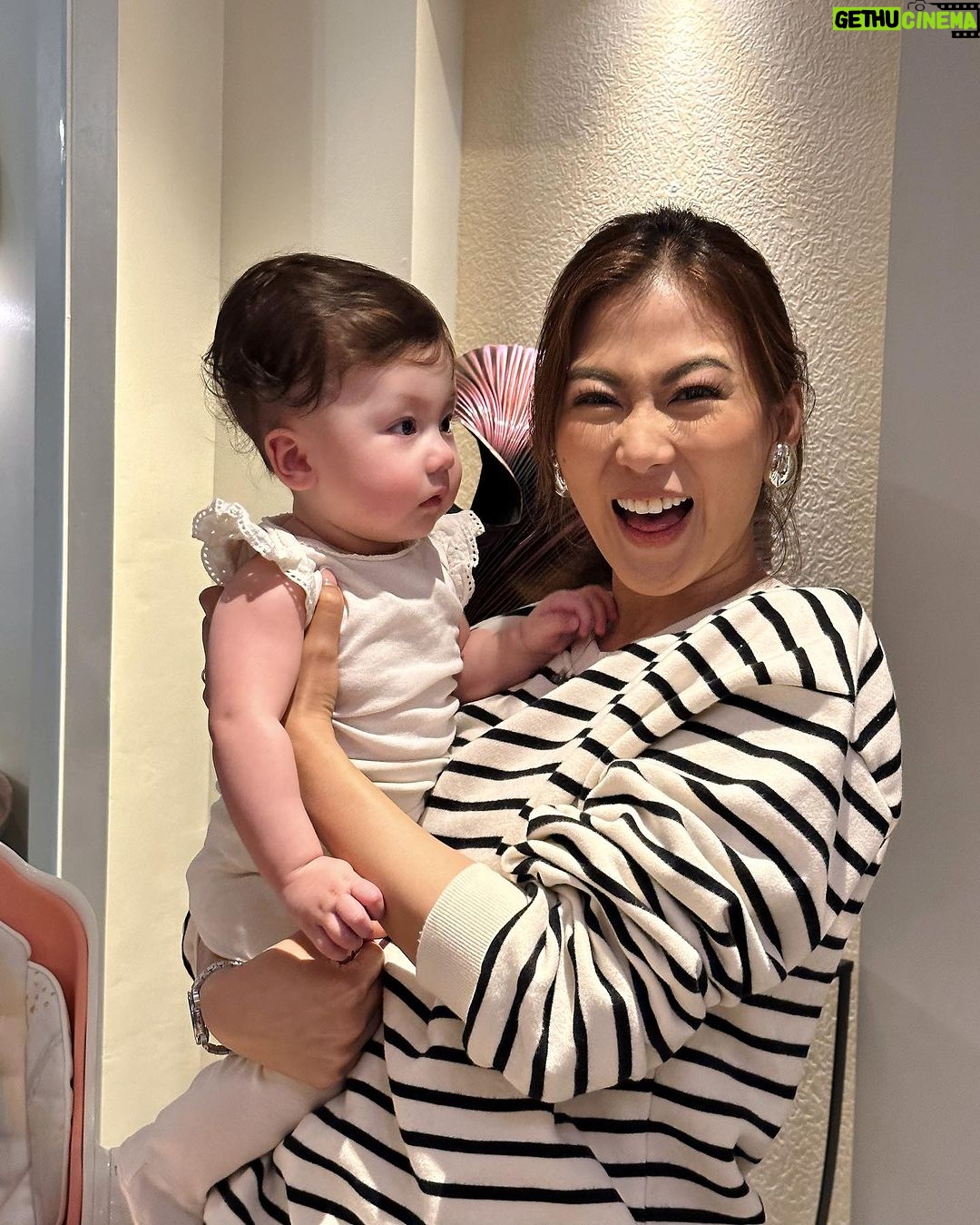 Alex Gonzaga Instagram - Hiwagang hiwaga si peanut sa ninang e! Swipe to see Hehehe Super cute!!!! #LinkinmyBio