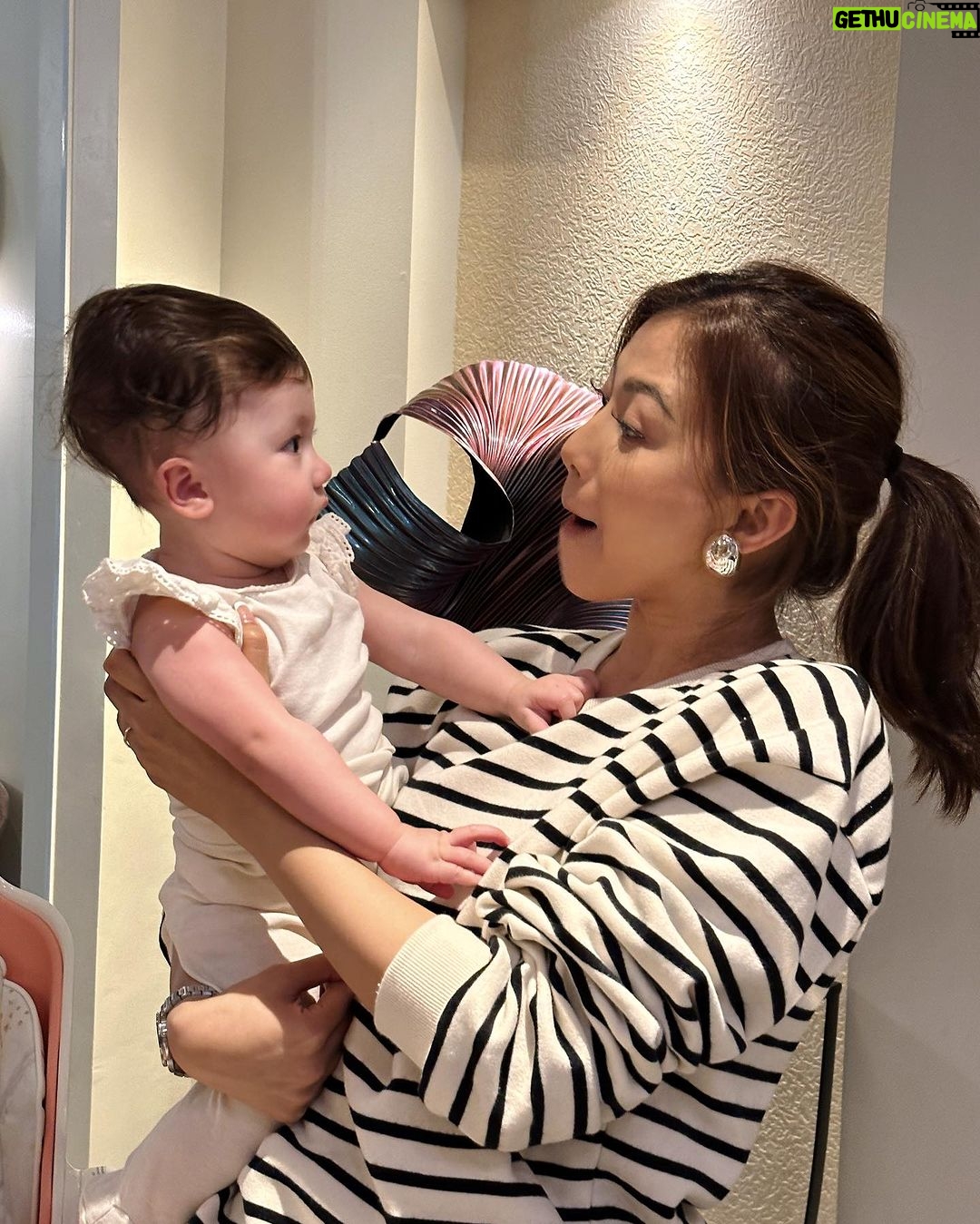 Alex Gonzaga Instagram - Hiwagang hiwaga si peanut sa ninang e! Swipe to see Hehehe Super cute!!!! #LinkinmyBio