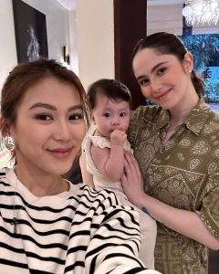 Alex Gonzaga Instagram - Hiwagang hiwaga si peanut sa ninang e! Swipe to see Hehehe Super cute!!!! #LinkinmyBio