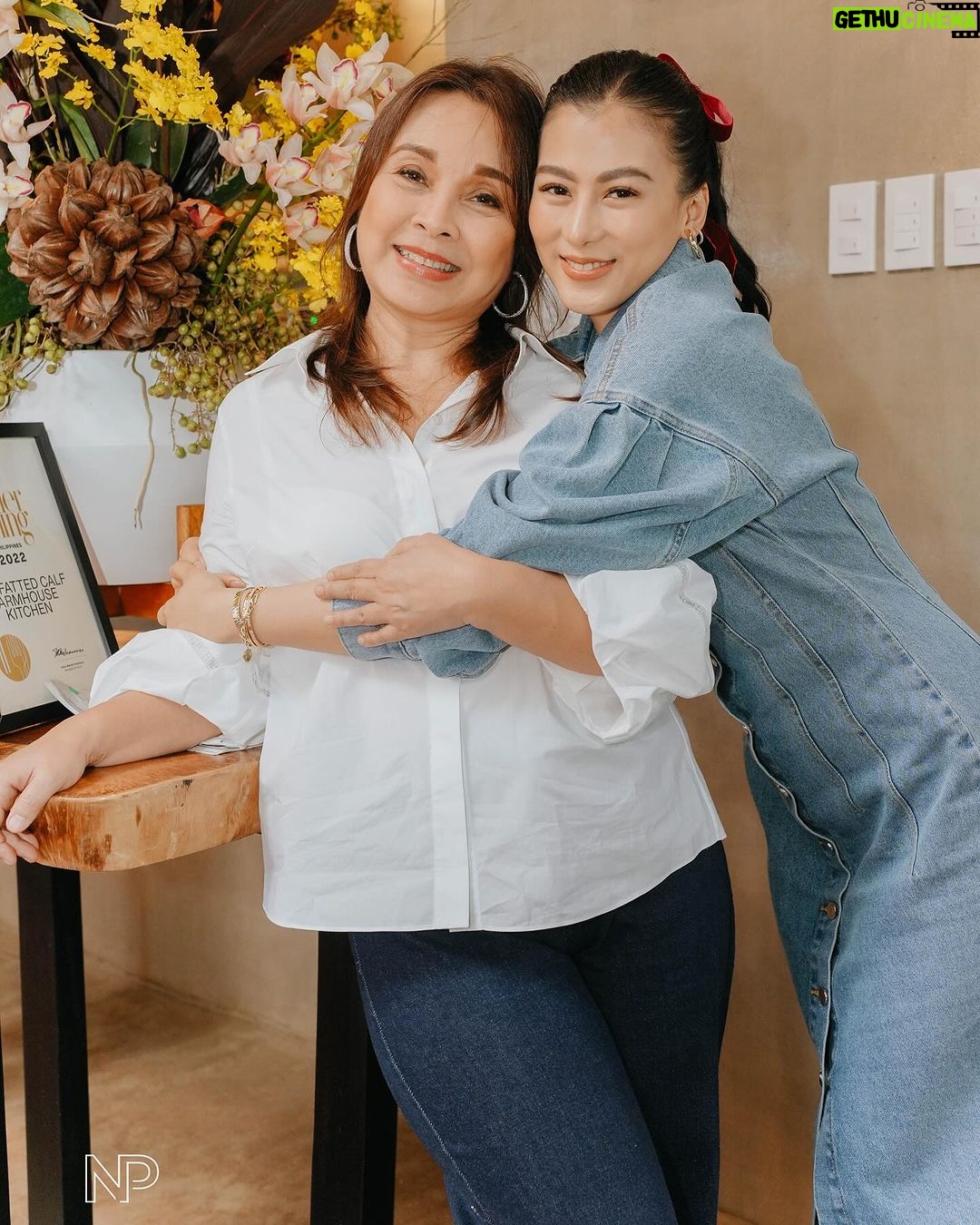 Alex Gonzaga Instagram - Nung bata ako NEVER ko maimagine i’ll be having a joint birthday celebration with the Loren Legarda! Pinapanood ko lang sya dati at iniisip “masyado matalino at magaling to dehins ko to magiging friend” but look at us now! Happiest birthday to my mommy lods! One of the biggest blessings i got is finding not just a friend but a mommy in you! I still can’t believe i can just text and call you anytime. Love you and thank you for welcoming my whole family and friends in your life! Praying for more blessings, best health, wisdom and dahil part nako ng buhay mo more kajologan this year! 🫣😛 @iamlorenlegarda 📸: @niceprintphoto The Fatted Calf PH