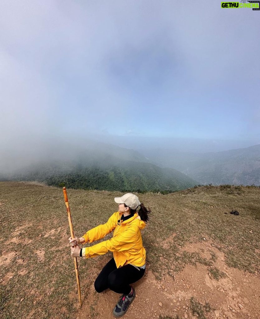 Alex Gonzaga Instagram - Beautiful peak of Mt Ulap. Pero talagang lulang lula na ako bakit ko ba to naisip gawin 😂⛰️ Mt. Ulap, Ampucao, Itogon, Benguet