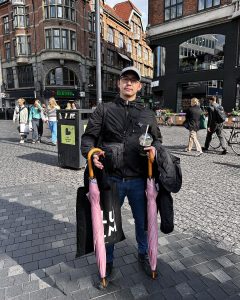 Alex Gonzaga Instagram - Sa bawat arte at pacute ng isang babae….. may isang asawang nasa likod ng camera na may hawak ng lahat. Swipe left to see 😂 #Linkinmybio Copenhagen Denmark