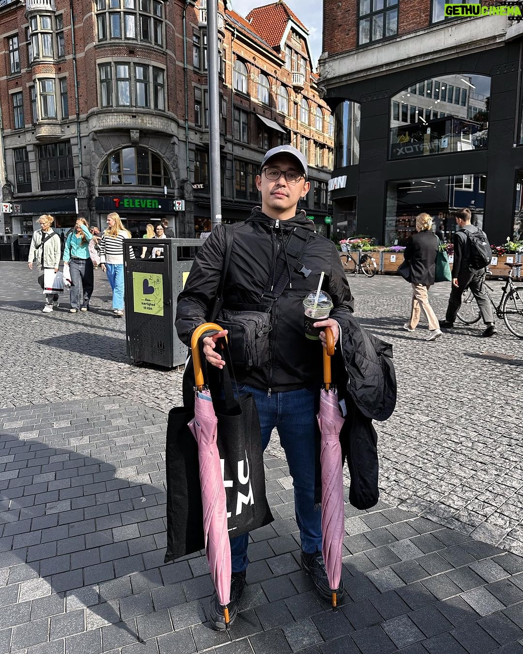 Alex Gonzaga Instagram - Sa bawat arte at pacute ng isang babae….. may isang asawang nasa likod ng camera na may hawak ng lahat. Swipe left to see 😂 #Linkinmybio Copenhagen Denmark