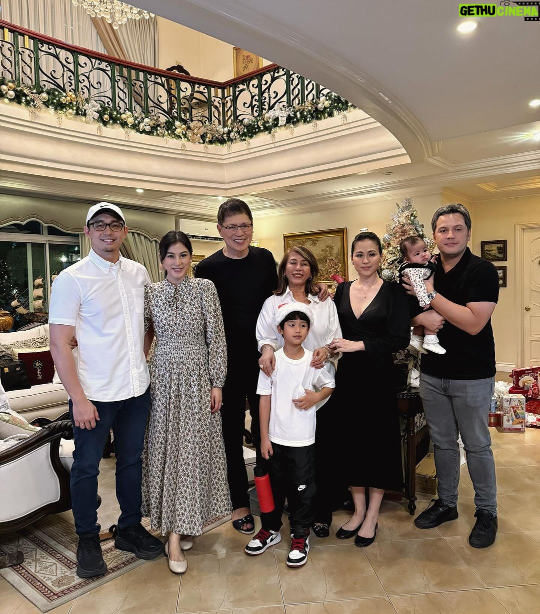 Alex Gonzaga Instagram - New vlog and itβs all our christmas gifts! π But what we really got for christmas is family!!!! Mas mababa pa sa 299pesos binigay ko sa mommy π #Linkinmybio