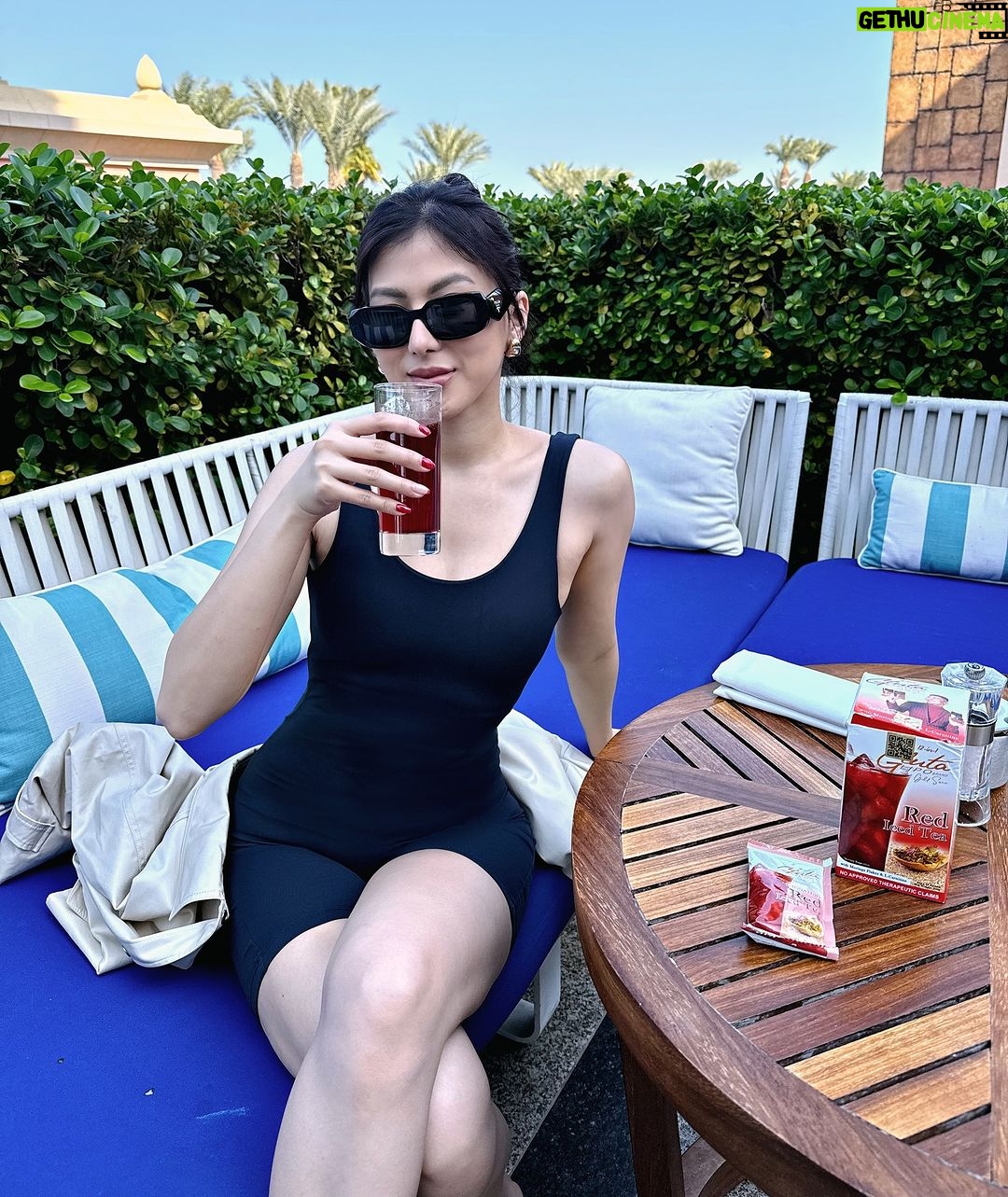 Alex Gonzaga Instagram - Confident kasi flat tummy parin! Dahil kakatapos lang ng mga kainan nung Kapaskuhan, detox time naman with Glutalipo Red Iced Tea sa Dubai. ๐ฉ๐ฅณ Baon kung saan man, hindi pwedeng walang @glutalipo.official ako dala. Mas hinahanap yan sakin ng pamilya ko kaysa sa presensya ko. ๐ #AG #AlagangGlutalipo