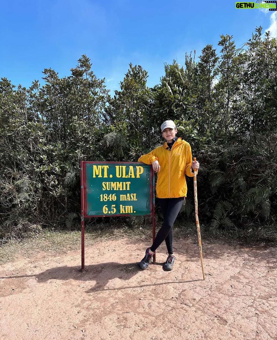 Alex Gonzaga Instagram - Beautiful peak of Mt Ulap. Pero talagang lulang lula na ako bakit ko ba to naisip gawin 😂⛰️ Mt. Ulap, Ampucao, Itogon, Benguet