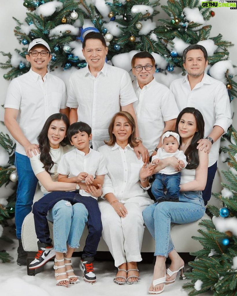 Alex Gonzaga Instagram - Christmas is really about family ❤️ It’s the birth of our Saviour Jesus Christ! MERRY CHRISTMAS EVERYONE! 🌲🌲🌲 📸 @niceprintphoto Edit @winniewong