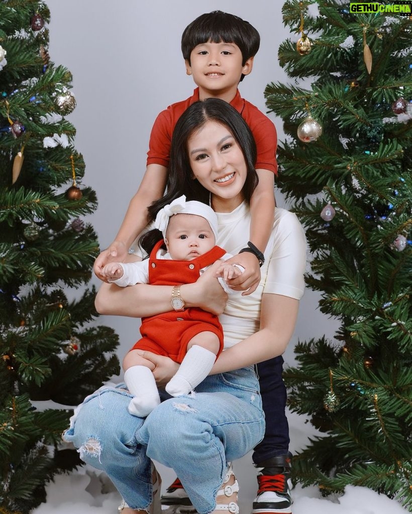 Alex Gonzaga Instagram - I am one happy tata!! Christmas this year would be so much fun because of Seve and Polly! In @celestinegonzaga’s womb we thank 😂