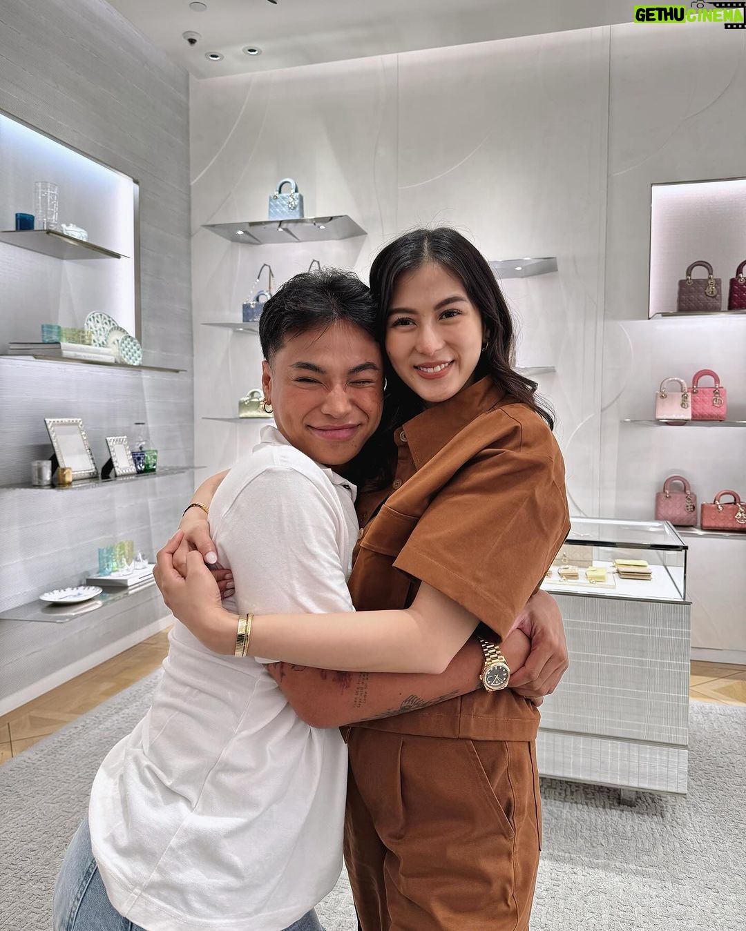 Alex Gonzaga Instagram - Find a friend who’ll window shop with you but sesermunan kayo pagbibili na! Thank you @dior for this prank. 😭😂 #Linkinmybio