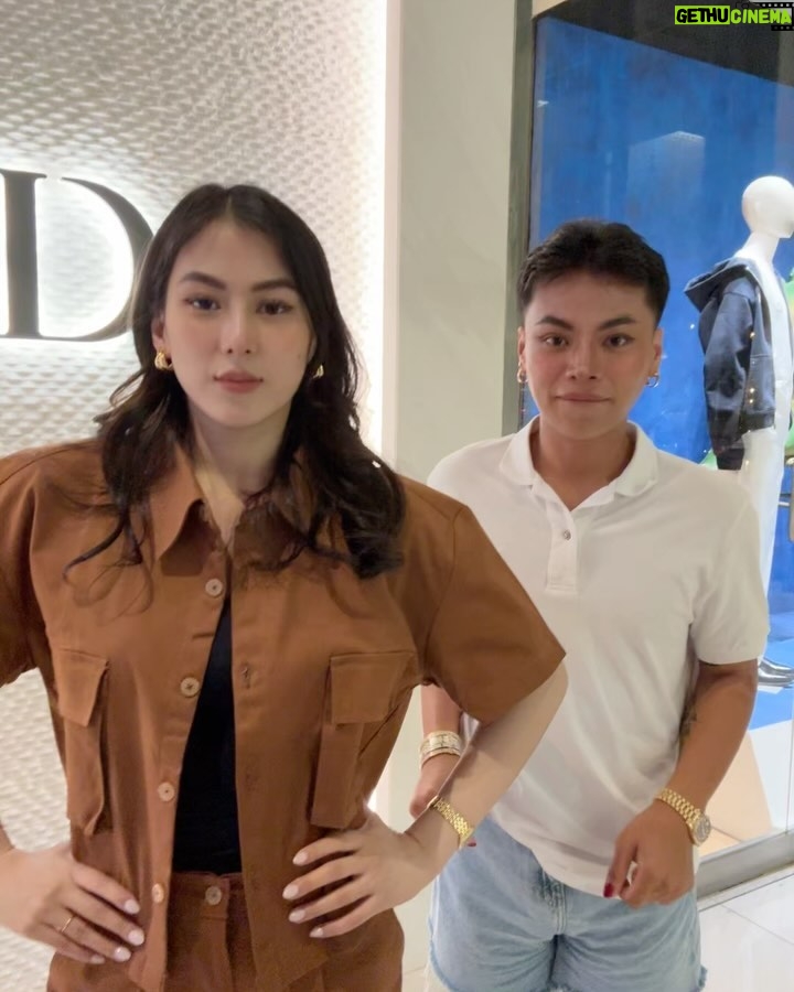Alex Gonzaga Instagram - Find a friend who’ll window shop with you but sesermunan kayo pagbibili na! Thank you @dior for this prank. 😭😂 #Linkinmybio