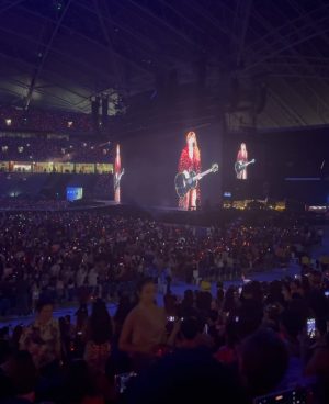 Alex Gonzaga Instagram - THANK YOU ate and kuya paul for my ERAS ticket!!! My top 3 fave era are RED, REPUTATION AND 1989! I can still remember my 20 yr old self singing along with Taylor in my room all the time. Lahat ng heartbreaks ko si Taylor ang sinabayan ko kumanta kaya buti kasama ko na ngayon si Mikee. Sa dulo ng show nagpalit ng eras merch asawa ko hindi lang dahil swiftie na sya but sweaty na din! 😭😂