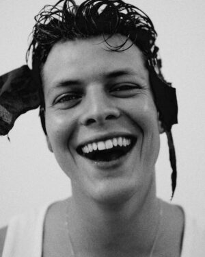Alex Høgh Andersen Instagram - I salute you @soerenleschmidt - what a fun evening. Your endless creativity and hard work is incredibly inspiring to experience. 
Thanks for having me. 🖤