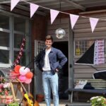 Alex Høgh Andersen Instagram - Vi har brug for hjælp ❤️‍🩹 Lauritz.com er gået konkurs og de skylder Ungdommens Røde Kors 695.800 kr. De er indefrosset og væk. Det er ufatteligt mange midler for en så lille organisation som URK. De midler udgør en altafgørende støtte til en masse udsatte børn og unge som virkelig, virkelig har brug for en hjælpende hånd. De går til ferielejre, psykiatrien, døgninstitutioner, hospitalscaféer, lektiecafeer og meget, meget mere. Billederne hér viser bare nogle af de fantastiske øjeblikke jeg selv har haft med URK og deres mange tiltag. Puha, jeg kan slet ikke bære situationen og er så vred og skuffet. Derfor har vi startet en indsamling som skal prøve at ‘lukke hullet’ bare en lille smule. LINKET FINDES I MIN BIO ⤴️ Du kan også støtte via MobilePay til 41330 💙 Vi har brug for hjælp, så tak for dig der har lyst til at hjælpe ❤️