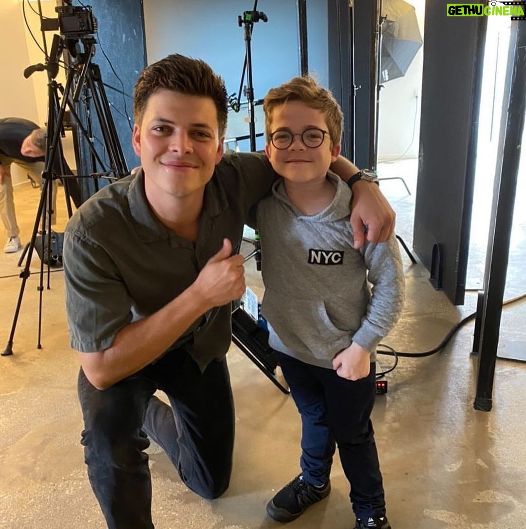 Alex Høgh Andersen Instagram - Vi har brug for hjælp ❤️🩹 Lauritz.com er gået konkurs og de skylder Ungdommens Røde Kors 695.800 kr. De er indefrosset og væk. Det er ufatteligt mange midler for en så lille organisation som URK. De midler udgør en altafgørende støtte til en masse udsatte børn og unge som virkelig, virkelig har brug for en hjælpende hånd. De går til ferielejre, psykiatrien, døgninstitutioner, hospitalscaféer, lektiecafeer og meget, meget mere. Billederne hér viser bare nogle af de fantastiske øjeblikke jeg selv har haft med URK og deres mange tiltag. Puha, jeg kan slet ikke bære situationen og er så vred og skuffet. Derfor har vi startet en indsamling som skal prøve at ‘lukke hullet’ bare en lille smule. LINKET FINDES I MIN BIO ⤴️ Du kan også støtte via MobilePay til 41330 💙 Vi har brug for hjælp, så tak for dig der har lyst til at hjælpe ❤️