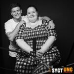 Alex Høgh Andersen Instagram - Vi har brug for hjælp ❤️‍🩹 Lauritz.com er gået konkurs og de skylder Ungdommens Røde Kors 695.800 kr. De er indefrosset og væk. Det er ufatteligt mange midler for en så lille organisation som URK. De midler udgør en altafgørende støtte til en masse udsatte børn og unge som virkelig, virkelig har brug for en hjælpende hånd. De går til ferielejre, psykiatrien, døgninstitutioner, hospitalscaféer, lektiecafeer og meget, meget mere. Billederne hér viser bare nogle af de fantastiske øjeblikke jeg selv har haft med URK og deres mange tiltag. Puha, jeg kan slet ikke bære situationen og er så vred og skuffet. Derfor har vi startet en indsamling som skal prøve at ‘lukke hullet’ bare en lille smule. LINKET FINDES I MIN BIO ⤴️ Du kan også støtte via MobilePay til 41330 💙 Vi har brug for hjælp, så tak for dig der har lyst til at hjælpe ❤️