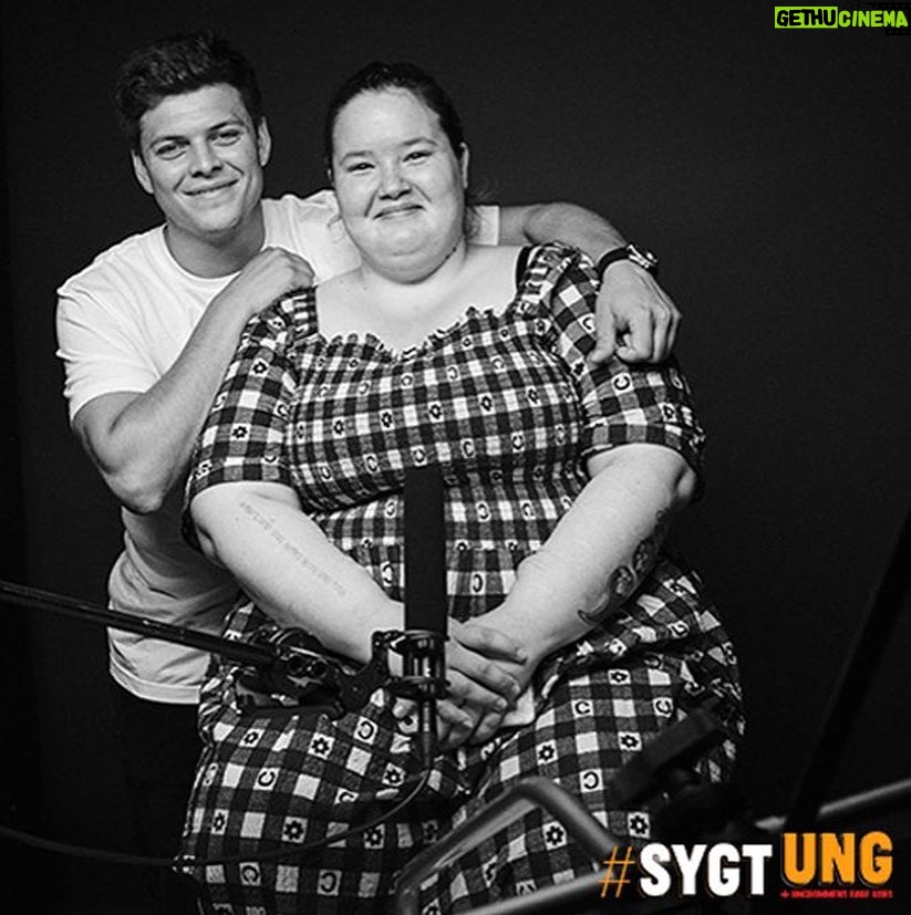 Alex Høgh Andersen Instagram - Vi har brug for hjælp ❤️🩹 Lauritz.com er gået konkurs og de skylder Ungdommens Røde Kors 695.800 kr. De er indefrosset og væk. Det er ufatteligt mange midler for en så lille organisation som URK. De midler udgør en altafgørende støtte til en masse udsatte børn og unge som virkelig, virkelig har brug for en hjælpende hånd. De går til ferielejre, psykiatrien, døgninstitutioner, hospitalscaféer, lektiecafeer og meget, meget mere. Billederne hér viser bare nogle af de fantastiske øjeblikke jeg selv har haft med URK og deres mange tiltag. Puha, jeg kan slet ikke bære situationen og er så vred og skuffet. Derfor har vi startet en indsamling som skal prøve at ‘lukke hullet’ bare en lille smule. LINKET FINDES I MIN BIO ⤴️ Du kan også støtte via MobilePay til 41330 💙 Vi har brug for hjælp, så tak for dig der har lyst til at hjælpe ❤️