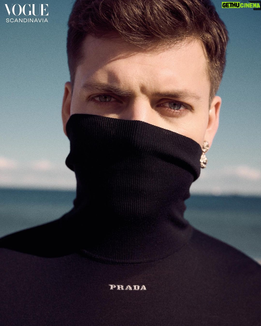 Alex Høgh Andersen Instagram - "Humour is timing. It's like music. I always want to add a little bit of humour to everything." After his meteoric rise to stardom as the roaring, sword-wielding Ivar the Boneless of Vikings, Danish actor @alexhoeghandersen is ready to flex his comedy chops with his new series Call Me Dad. We capture Alex, together with peer and pal @lucaslynggaardtonnesen – both at the most thrilling stages of their careers to date – on the sandy shores of Copenhagen. Follow the link in @voguescandinavia's bio to access the full interview and exclusive shoot. Photographed by @hassenielsenstudio Styled by @badgalsiri Talents: @lucaslynggaardtonnesen @alexhoeghandersen Hair and makeup by @kirstineengell Digital tech: @majaandersen_ Production: Britt Vinther-Jensen, @sim.Zara.lang.bim
