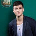 Alex Høgh Andersen Instagram - Jeg havde den kæmpe fornøjelse at besøge @melvinkakooza i hans late night show sammen med giganten Kasper freaking Hjulmand. Stor oplevelse og gode snakke. PS jeg var slet ikke starstruck. 🇩🇰🤝🏼 Kan ses nu på @tv2playdk - Bonus: @artigeardit performer 🙌🏼 Had a blast with @melvinkakooza and head coach of the danish national mens Football team Kasper Hjulmand. Note: I failed containing my ‘starstruckness’. 🇩🇰🤝🏼