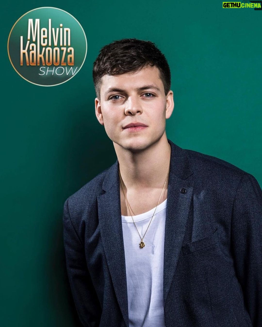 Alex Høgh Andersen Instagram - Jeg havde den kæmpe fornøjelse at besøge @melvinkakooza i hans late night show sammen med giganten Kasper freaking Hjulmand. Stor oplevelse og gode snakke. PS jeg var slet ikke starstruck. 🇩🇰🤝🏼 Kan ses nu på @tv2playdk - Bonus: @artigeardit performer 🙌🏼 Had a blast with @melvinkakooza and head coach of the danish national mens Football team Kasper Hjulmand. Note: I failed containing my ‘starstruckness’. 🇩🇰🤝🏼
