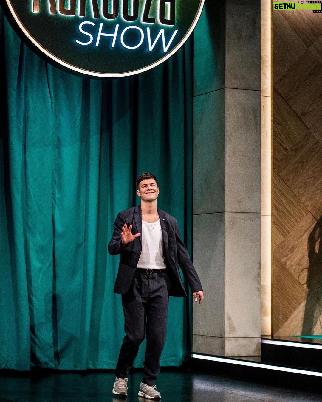 Alex Høgh Andersen Instagram - Jeg havde den kæmpe fornøjelse at besøge @melvinkakooza i hans late night show sammen med giganten Kasper freaking Hjulmand. Stor oplevelse og gode snakke. PS jeg var slet ikke starstruck. 🇩🇰🤝🏼 Kan ses nu på @tv2playdk - Bonus: @artigeardit performer 🙌🏼 Had a blast with @melvinkakooza and head coach of the danish national mens Football team Kasper Hjulmand. Note: I failed containing my ‘starstruckness’. 🇩🇰🤝🏼