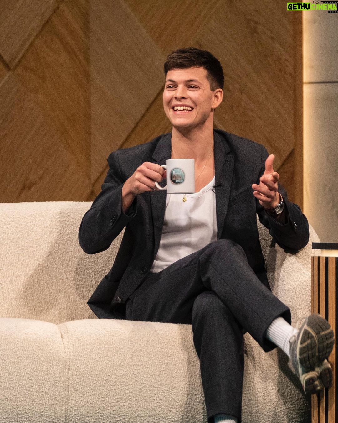 Alex Høgh Andersen Instagram - Jeg havde den kæmpe fornøjelse at besøge @melvinkakooza i hans late night show sammen med giganten Kasper freaking Hjulmand. Stor oplevelse og gode snakke. PS jeg var slet ikke starstruck. 🇩🇰🤝🏼 Kan ses nu på @tv2playdk - Bonus: @artigeardit performer 🙌🏼 Had a blast with @melvinkakooza and head coach of the danish national mens Football team Kasper Hjulmand. Note: I failed containing my ‘starstruckness’. 🇩🇰🤝🏼