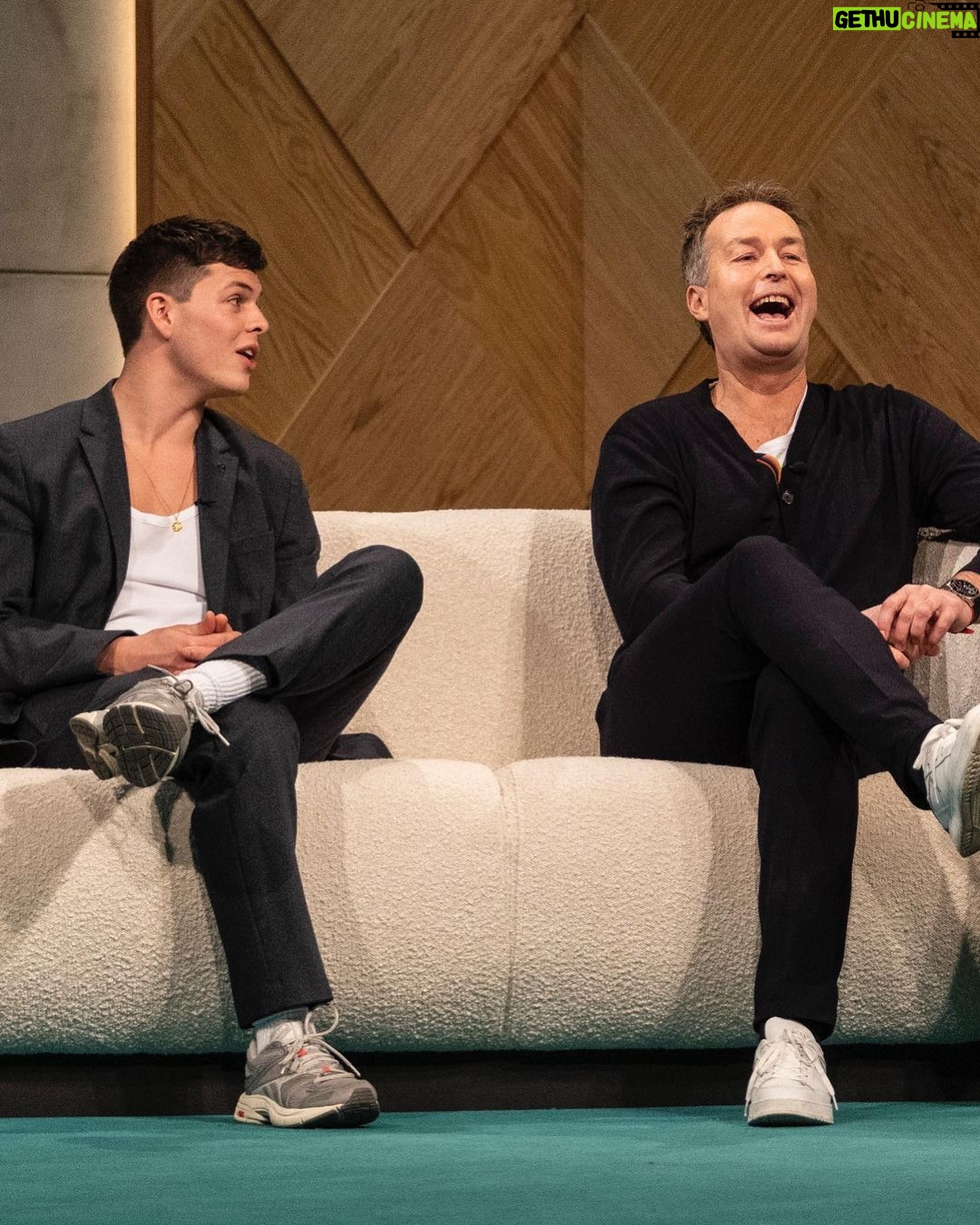 Alex Høgh Andersen Instagram - Jeg havde den kæmpe fornøjelse at besøge @melvinkakooza i hans late night show sammen med giganten Kasper freaking Hjulmand. Stor oplevelse og gode snakke. PS jeg var slet ikke starstruck. 🇩🇰🤝🏼 Kan ses nu på @tv2playdk - Bonus: @artigeardit performer 🙌🏼 Had a blast with @melvinkakooza and head coach of the danish national mens Football team Kasper Hjulmand. Note: I failed containing my ‘starstruckness’. 🇩🇰🤝🏼
